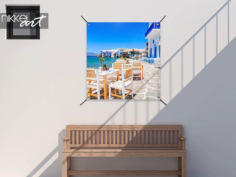 Poster de jardin Chaises avec tables dans une taverne grecque typique dans la petite Venise partie de la ville de Mykonos, île de Mykonos, Grèce