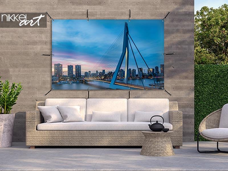 Poster de jardin Une longue exposition tournée au pont Erasmus à Rotterdam, aux Pays-Bas, pendant l& 39 heure bleue avec vue sur les magnifiques gratte-ciel