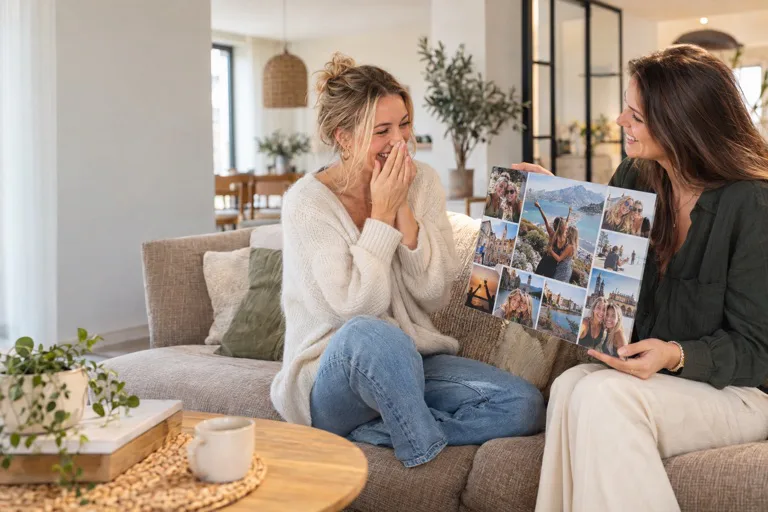 Deux amies découvrent un collage photo personnalisé de leurs voyages