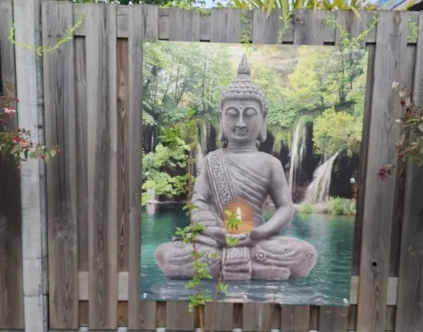 Poster de jardin Poster de jardin Bouddha méditatif près d'une cascade — inspiration de clients