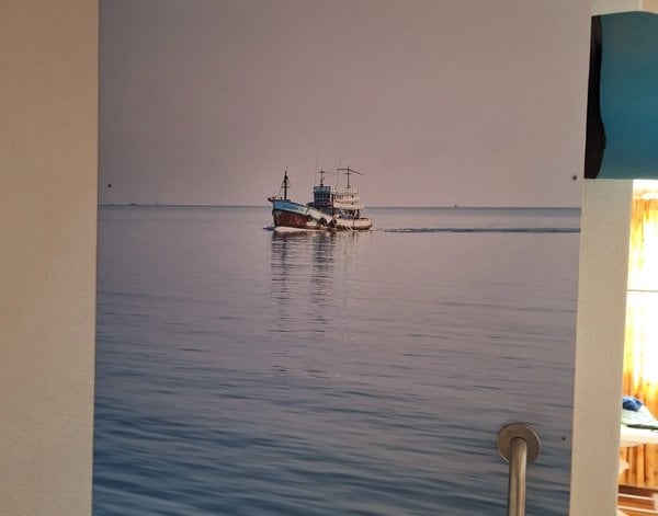Papier peint photo Papier peint photo autocollant Bateau de pêche sur une mer calme — inspiration de clients