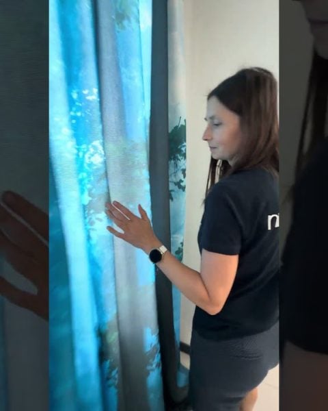 Vidéo produit : Rideaux tamisants sur mesure avec motif de forêt bleue | Nikkel Art